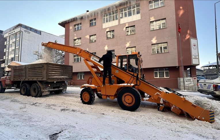 Ardahan’a yağan kar kamyonlarla şehir dışına taşınıyor