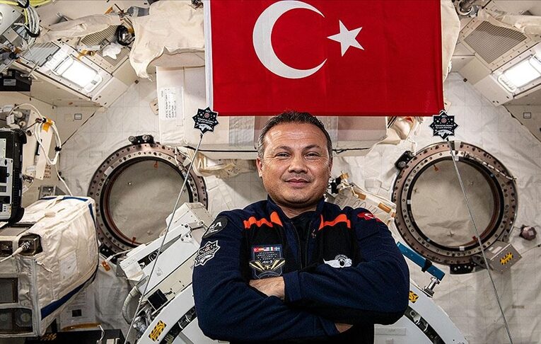 Astronot Gezeravcı, dakika toprak çekimsiz ortamın bağışıklık sistemine tesirini araştırıyor