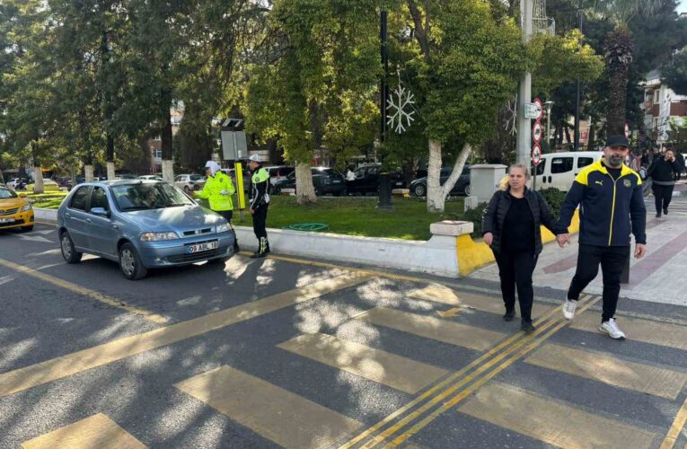 Aydın’da trafik ekiplerinden yayalara ve sürücülere yaya geçidi eğitimi