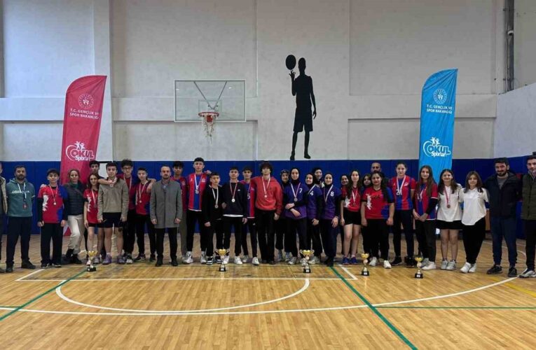 Badminton gençler müsabakaları sona erdi