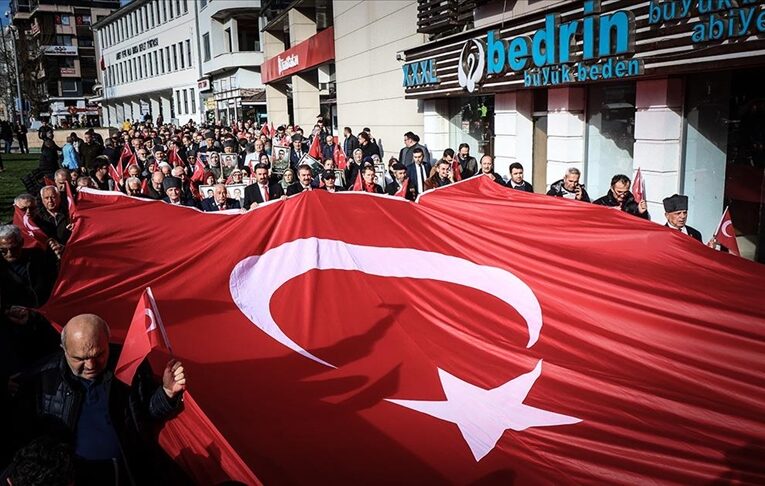 Bursa’da “Teröre Lanet, Şehitlerimize ve Gazilerimize Saygı Yürüyüşü” düzenlendi