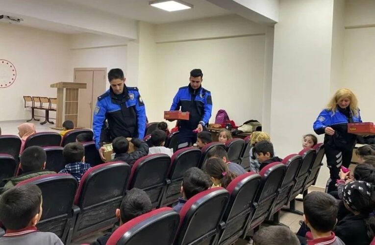 Hakkarili öğrencilere polislik mesleği tanıtıldı