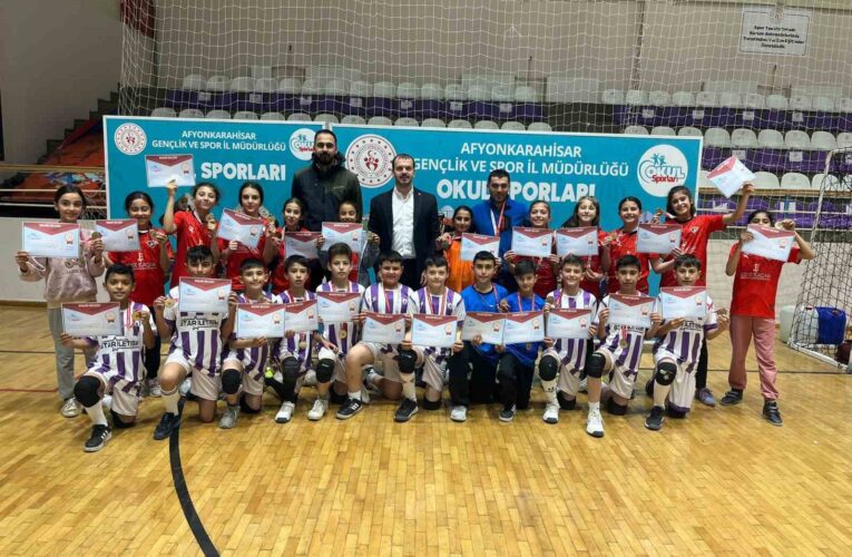 Hentbol Küçükler Grup Müsabakalarında birinci oldular