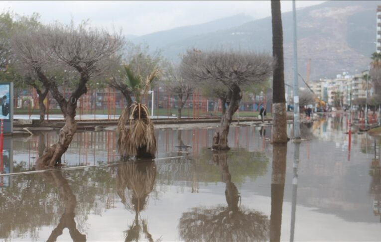 İskenderun’da boğanak ve ak yel hayatı olumsuz etkiledi