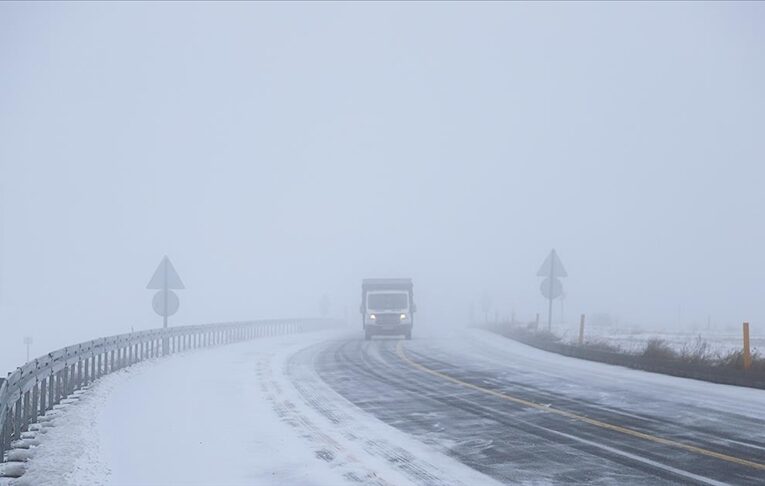 Kars’ta kar ve tipi çarpıcı oluyor