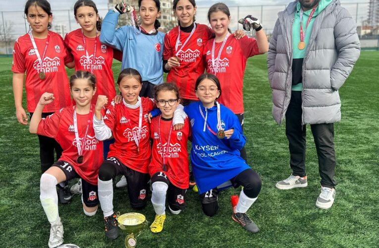 Küçük kızlar futbolda 75. Yıl Mühibe Germirli Ortaokulu Kayseri Şampiyonu