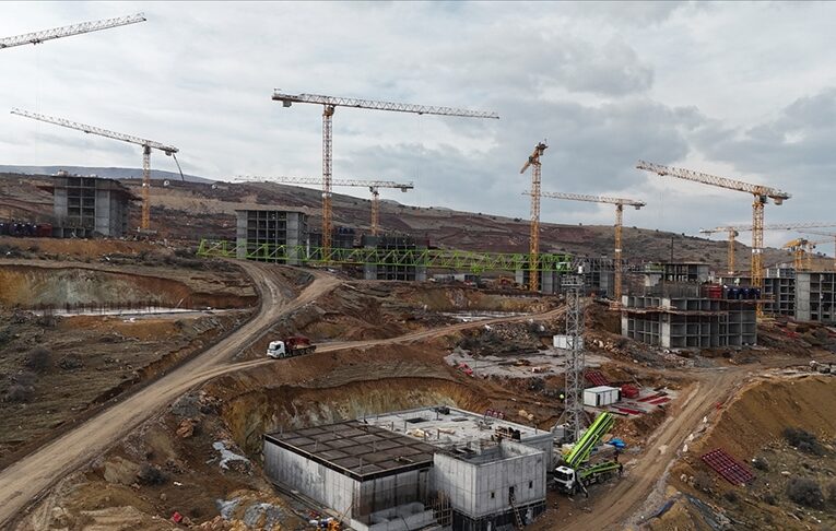 Malatya’da deprem konutlarının içme suyu hattı emek harcaması bitmeme ediyor