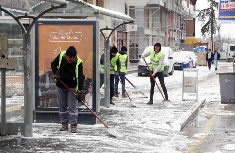 Niğde Belediyesi’nden kent genelinde karla mücadele çalışması