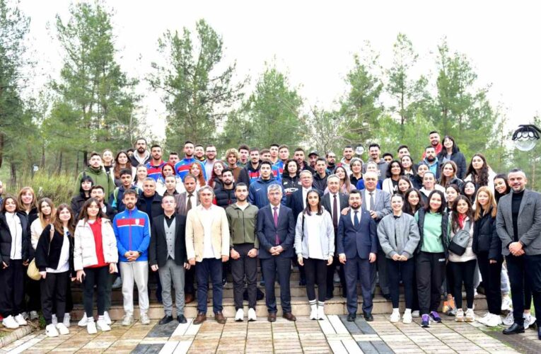 Rektör Kaçar şampiyon sporcuları onurlandırdı