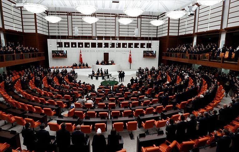 Türkiye’de 141 siyasal parti çalışkanlık gösteriyor