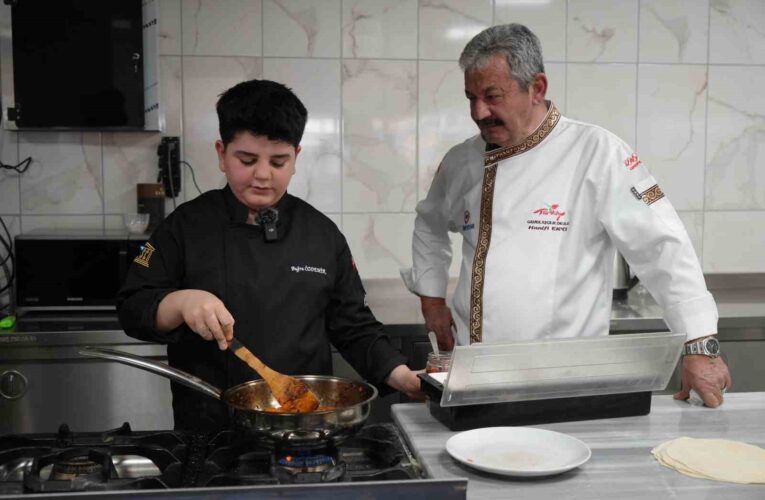 13 yaşındaki Buğra, depremzedelere yemek yaparken aşçılığa merak saldı