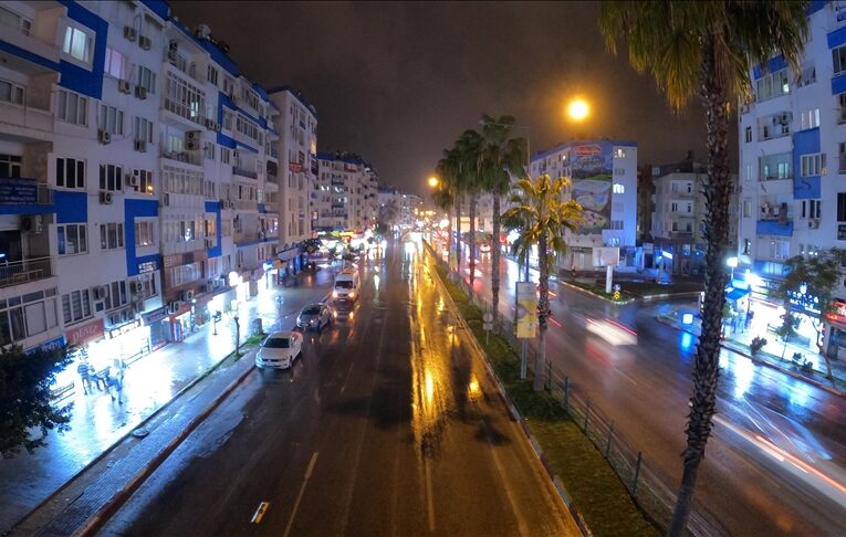 Antalya’da hararetli yağmur hayatı aksi etkiledi: 5 ilçede eğitime 1 gündüz ara verildi