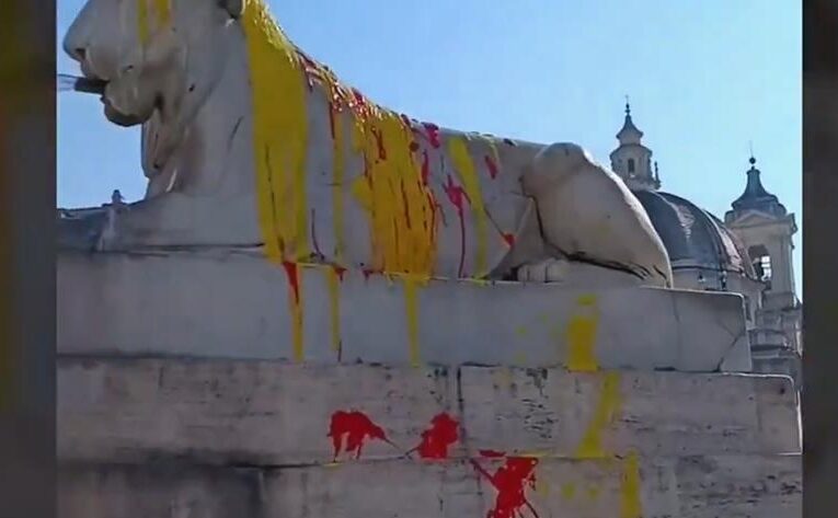 Hayvan hakları aktivistlerinden Roma’daki aslanlı çeşmelere boyalı saldırı