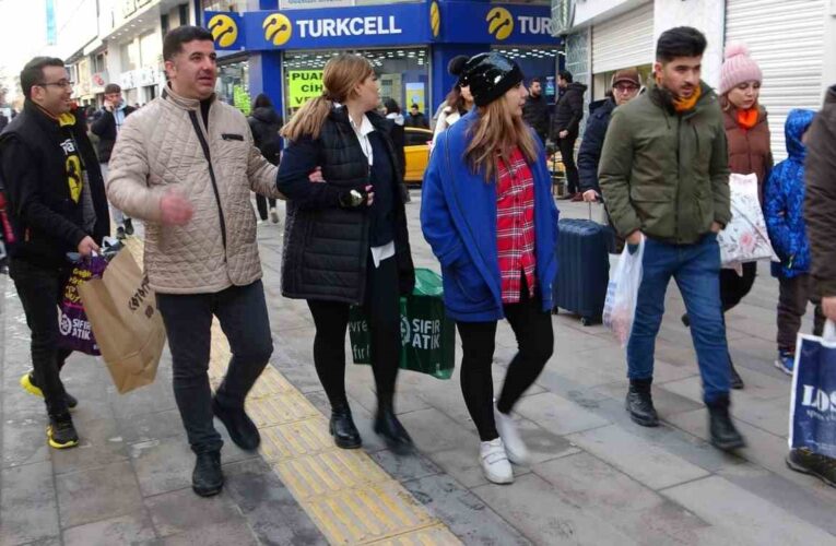 İran’daki 4 günlük tatil Van esnafının yüzünü güldürdü