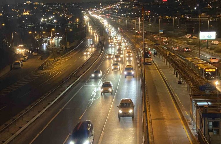 İstanbul’da okulların yeniden açılmasıyla sabah trafik yoğunluğu oluştu