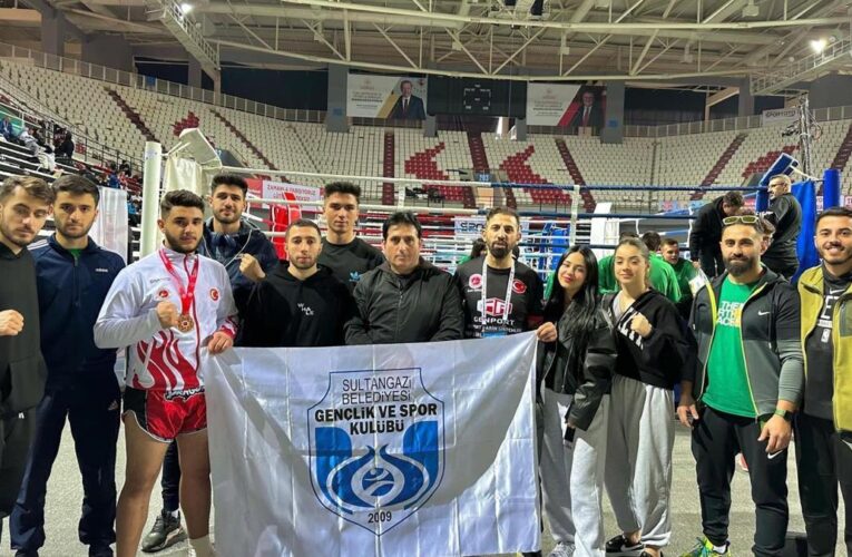 Sultangazili genç sporcu, kick boks Türkiye şampiyonu oldu