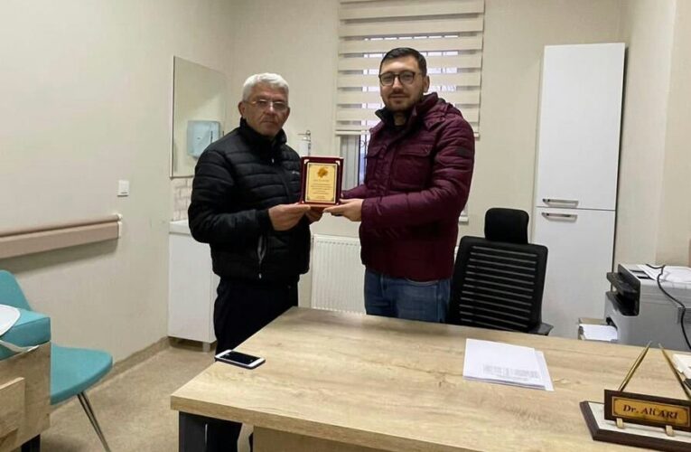 Tayini çıkan doktora mahalle muhtarından plaket