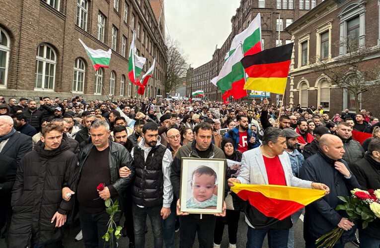 Almanya’da yüzlerce kişi Solingen’de hayatını kaybeden aile için yürüdü