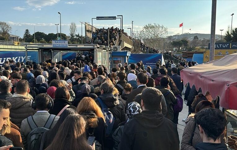 Altunizade’de metrobüs arızası nedeniyle yoğunluk oluştu