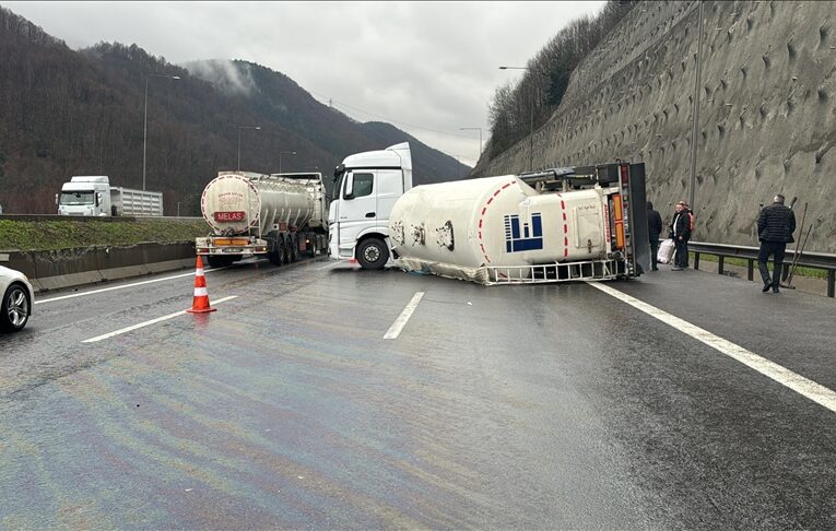 Anadolu Otoyolu’nun Bolu Dağı geçişinde devrilen tır ulaşımı aksattı