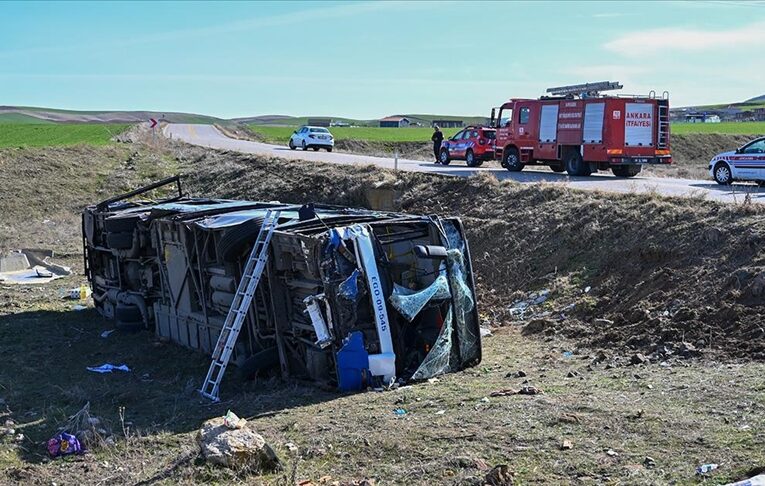 Ankara’da belediye otobüsünün şarampole devrilmesi sonucu 16 kişi yaralandı