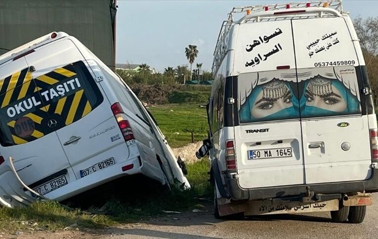 Antalya’da öğrenci servisi ile minibüs çarpıştı, 9 kişi yaralandı