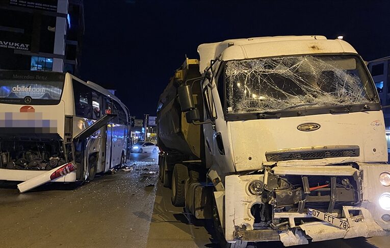 Antalya’da yolcu otobüsü ile hafriyat kamyonunun çarpıştığı kazada 4 kişi yaralandı