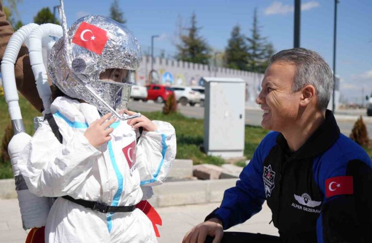 Astronot kıyafetli 5 yaşındaki Mira, Alper Gezeravcı’yı Türk bayrağıyla karşıladı