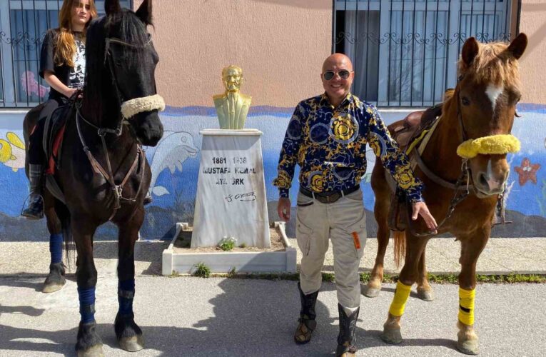 Atıyla, koyboy kıyafetiyle yine sandık başına gitti