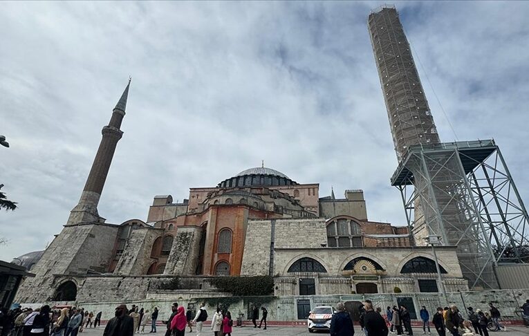 Ayasofya’nın II. Beyazıt minaresi söküldü