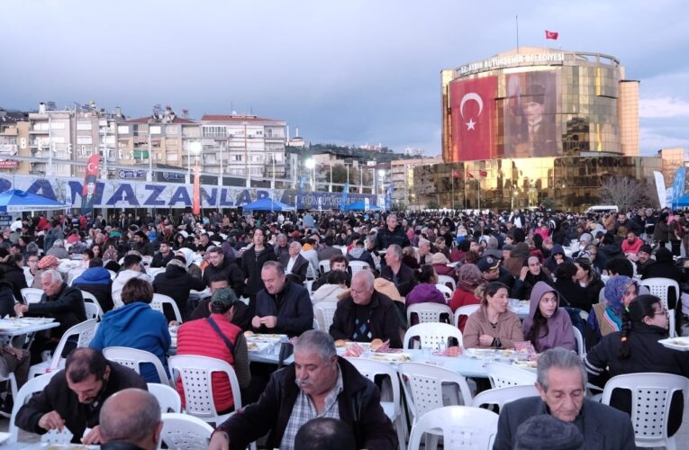 Aydın Büyükşehir Belediyesi kentin birçok noktasında iftar sofraları kurmaya devam ediyor