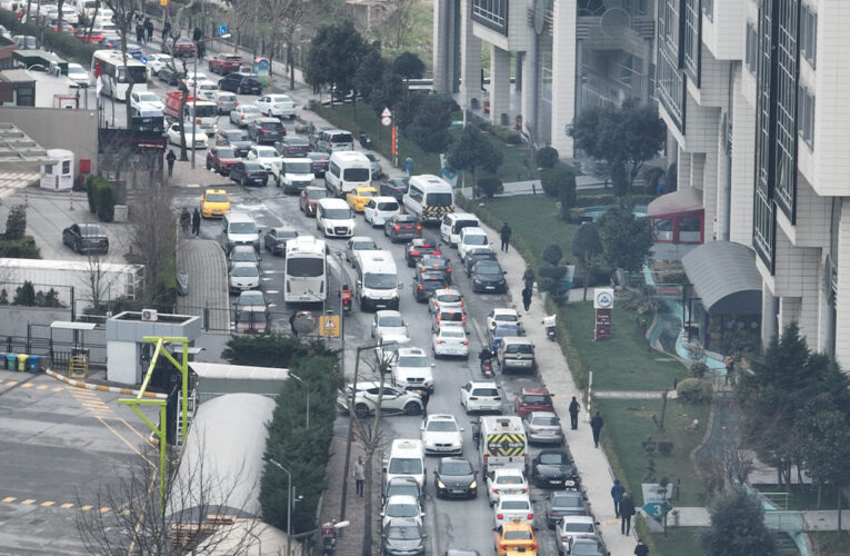 Bahçelievler’de trafik çilesi: 200 metre mesafe 25 dakikada gidiliyor