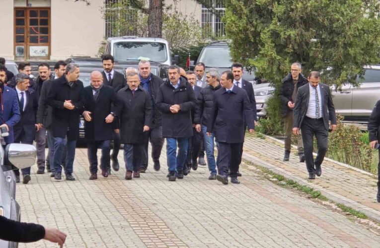 Bakan Tekin acı haberi Tokat’ta aldı, programlarını yarıda kesip Ankara’ya döndü