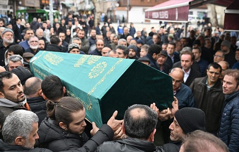 Bakırköy’de tırın altında kalarak hayatını kaybeden 4 kişi son yolculuğuna uğurlandı