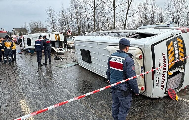 Bartın’da işçi servisleri çarpıştı, 1 insan öldü, 29 insan yaralandı