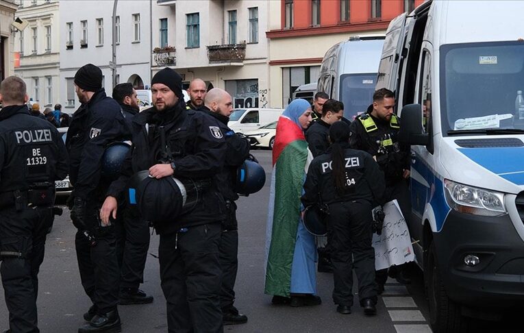 Berlin polisi Filistin destekçisi göstericilere sert müdahale etti