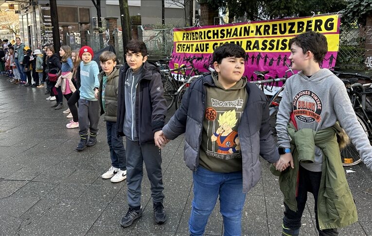 Berlin’de ırkçılığa karşı insan zinciri oluşturuldu