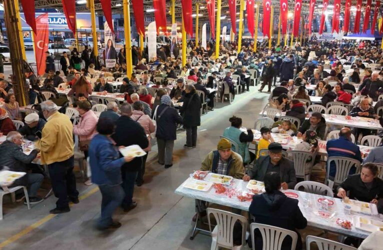 Binlerce Aydınlı iftarını Büyükşehir Belediyesi’nin sofralarında açtı