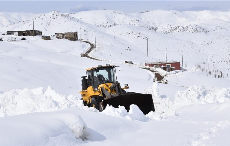 Bitlis’te kapalı köy yollarının açılması için çalışmalar devam ediyor