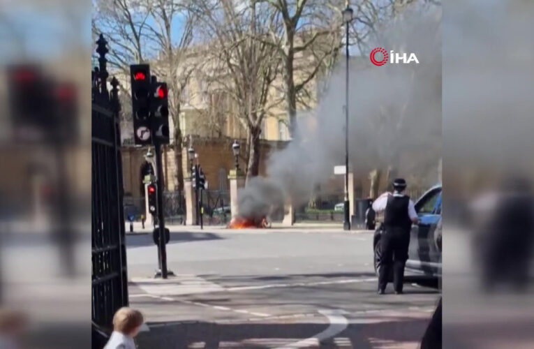 Buckingham Sarayı’nın önünde elektrikli bisiklet patladı