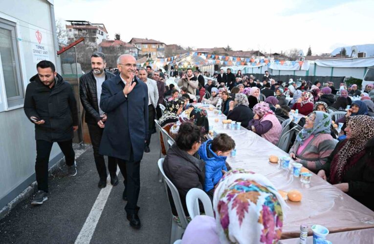 Büyükşehir Adayı Sami Er, depremzedelerle iftar yaptı