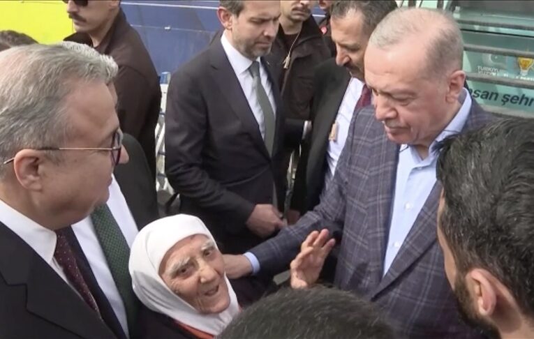 Cumhurbaşkanı Erdoğan, Diyarbakır’da yaşlı teyze ile sohbet etti