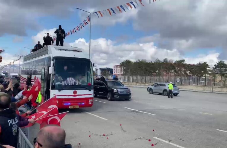 Cumhurbaşkanı Erdoğan geçerken yola karanfiller attılar