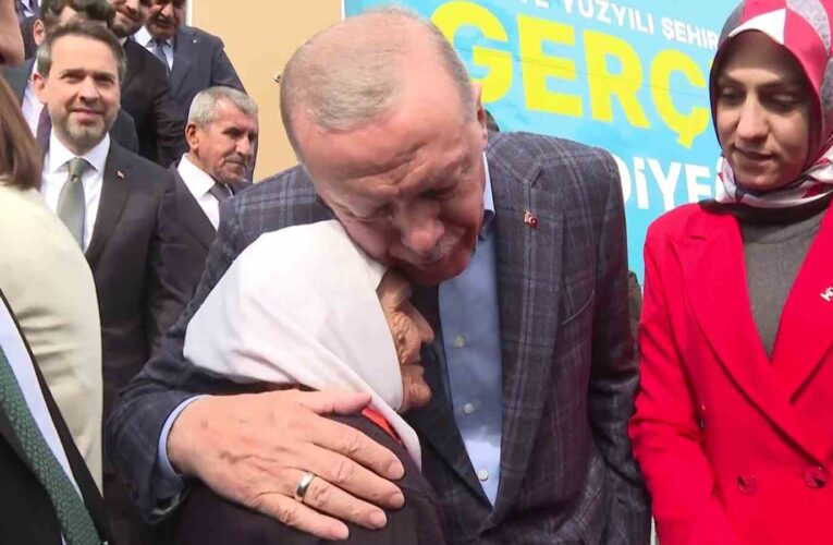 Cumhurbaşkanı Erdoğan, miting sonrası yaşlı teyze ile sohbet etti