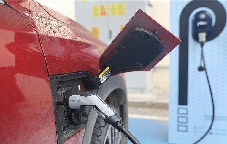 Edirne’de genç mühendisler elektrikli araçlar için mobil şarj istasyonu tasarladı