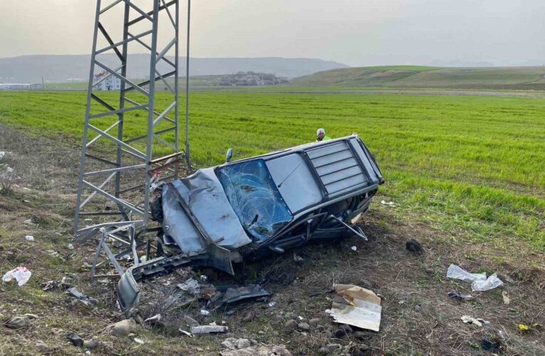 Elazığ’da hafif ticari araç elektrik direğine çarptı: 5 yaralı