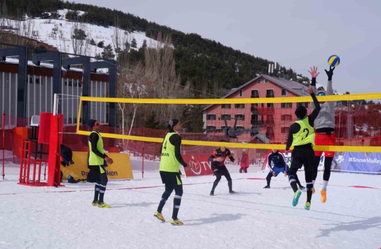 Erzurum’da kar voleybolu heyecanı