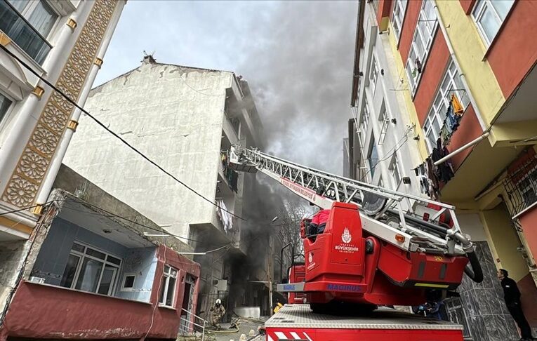 Esenyurt’ta 5 katlı binada çıkan yangına ekiplerce müdahale ediliyor