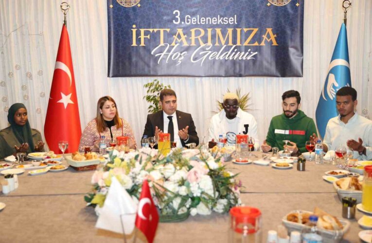 Farklı ülkelerden öğrenciler iftarda buluştu