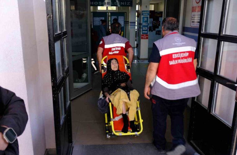 Felçli yaşlı kadın oy kullanmak için ambulans eşliğinde sandığa gitti